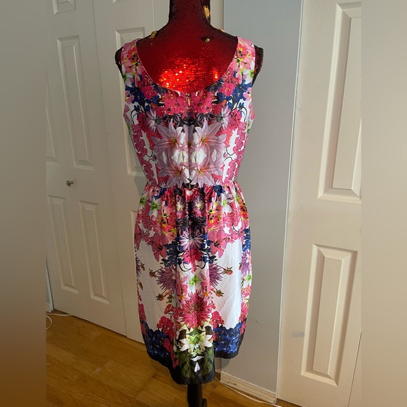 Liz clabour very light weight dress with pockets, back zipper works great. - Picture 7 of 7